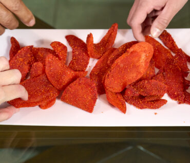 Mango enchilado con chile en polvo y chamoy Mangonik
