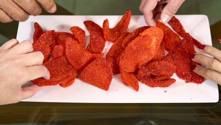 Mango enchilado con chile en polvo y chamoy Mangonik